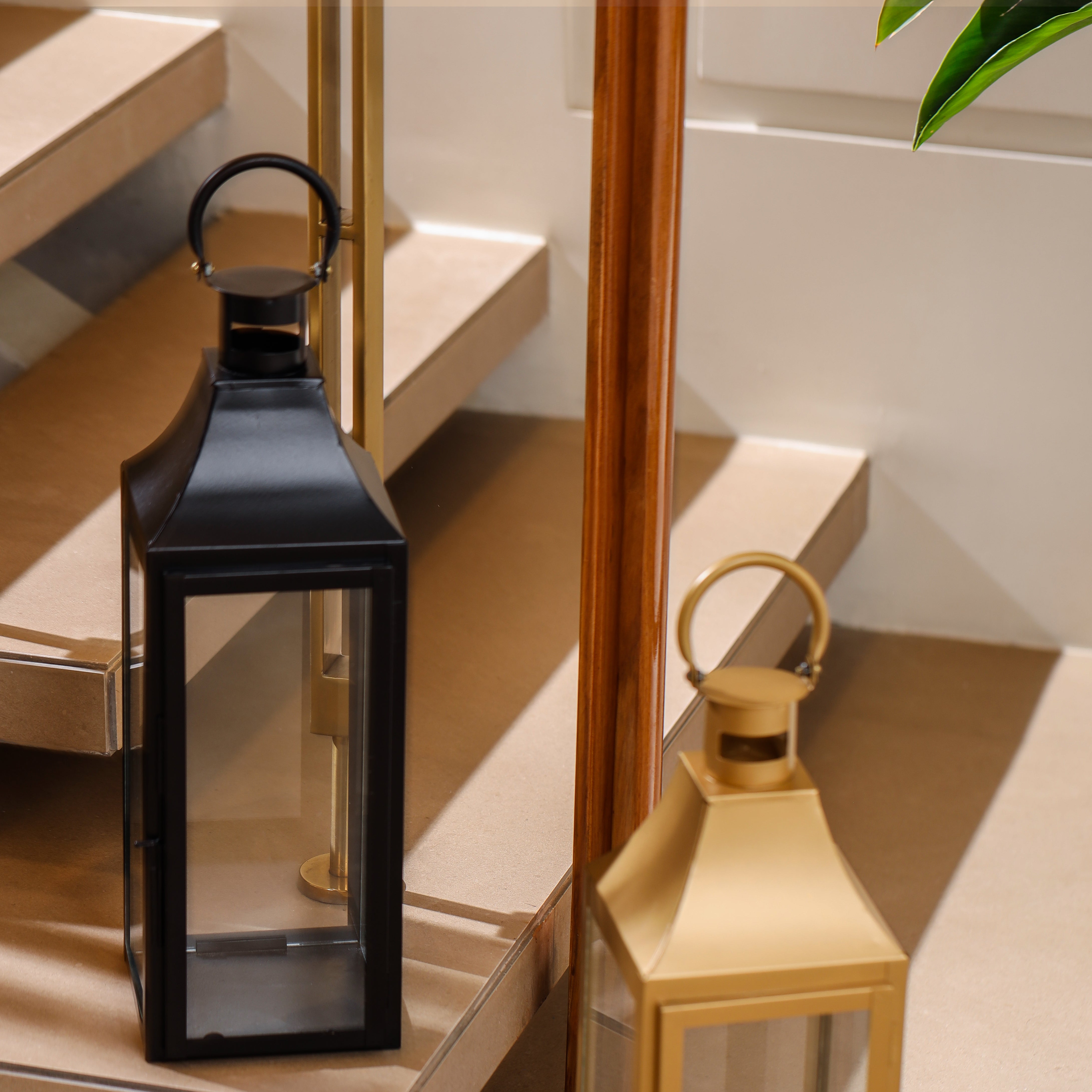 Grand Manor Lantern Black Medium